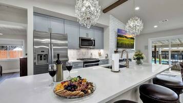 独立别墅, 多张床, 使用泳池, 城市景观 (601 Bluebonnet St) | 私人厨房 | 茶具/咖啡用具