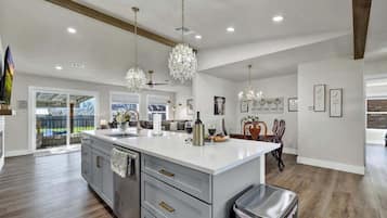 Maison, Plusieurs lits, accès à la piscine, vue sur la ville (601 Bluebonnet St) | Intérieur