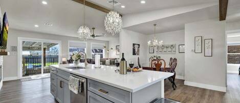 Ferienhaus, Mehrere Betten, Poolzugang, Stadtblick (601 Bluebonnet St) | Innenbereich