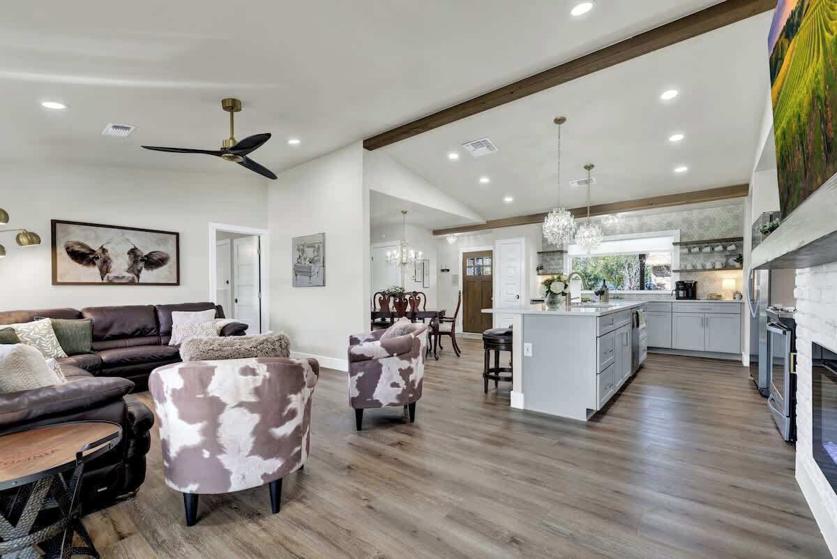 Maison, Plusieurs lits, accès à la piscine, vue sur la ville (601 Bluebonnet St) | Aire de séjour | Foyer