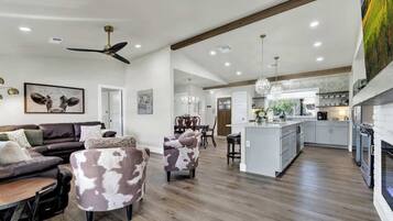 Maison, Plusieurs lits, accès à la piscine, vue sur la ville (601 Bluebonnet St) | Aire de séjour | Foyer