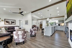 Huis, Meerdere bedden, toegang tot zwembad, uitzicht op de stad (601 Bluebonnet St) | Woonruimte | Een open haard