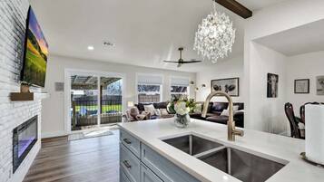 House, Multiple Beds, Pool Access, City View (601 Bluebonnet St) | Interior