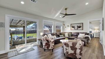 独立别墅, 多张床, 使用泳池, 城市景观 (601 Bluebonnet St) | 起居区 | 壁炉