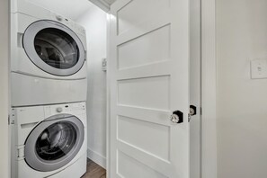 Ferienhaus, Mehrere Betten, Poolzugang, Stadtblick (601 Bluebonnet St) | Innenbereich