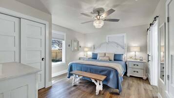 独立别墅, 多张床, 使用泳池, 城市景观 (601 Bluebonnet St) | 4 多间卧室、特色装修、特色家居、床单