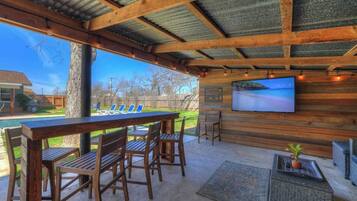 Maison, Plusieurs lits, accès à la piscine, vue sur la ville (601 Bluebonnet St) | Restauration en plein air