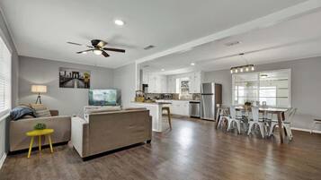 Casa, várias camas, varanda, vista para a cidade (207 Skylark Dr.) | Área de estar