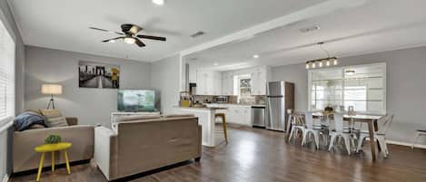 Casa, varias camas, patio, vista a la ciudad (207 Skylark Dr.) | Área de sala de estar