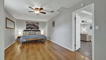 Casa, várias camas, varanda, vista para a cidade (207 Skylark Dr.) | 3 quartos, individualmente decorados, individualmente mobiliados