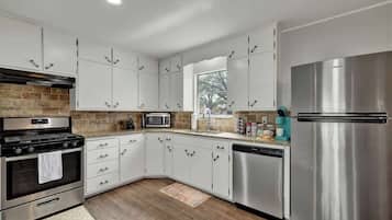 Casa, várias camas, varanda, vista para a cidade (207 Skylark Dr.) | Cozinha privada | Cafeteira/chaleira