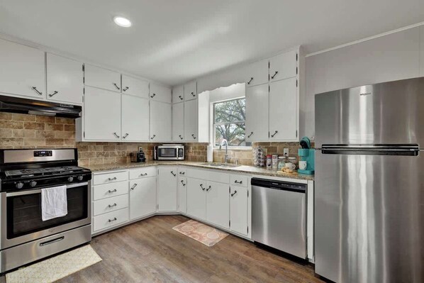 House, Multiple Beds, Patio, City View (207 Skylark Dr.) | Private kitchen