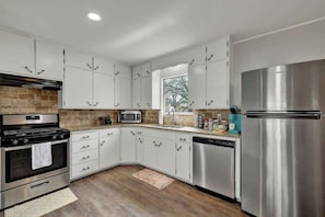 House, Multiple Beds, Patio, City View (207 Skylark Dr.) | Private kitchen