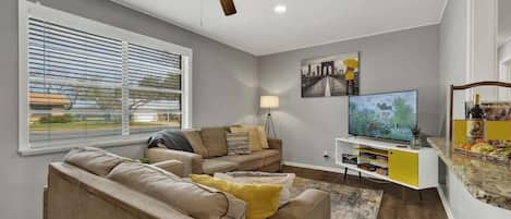 Maison, plusieurs lits, patio, vue ville (207 Skylark Dr.) | Coin séjour