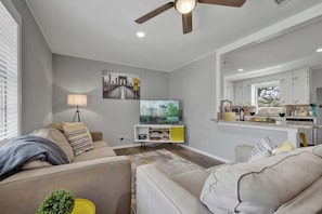 House, Multiple Beds, Patio, City View (207 Skylark Dr.) | Living area