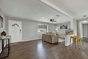 House, Multiple Beds, Patio, City View (207 Skylark Dr.) | Living area