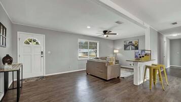 Casa, várias camas, varanda, vista para a cidade (207 Skylark Dr.) | Área de estar