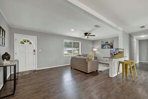 House, Multiple Beds, Patio, City View (207 Skylark Dr.) | Living area