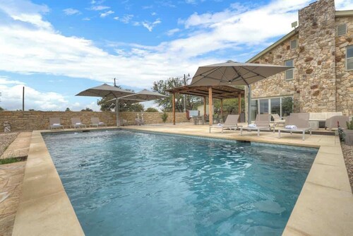 Grasslands Pool Hot Tub Hill Country Views