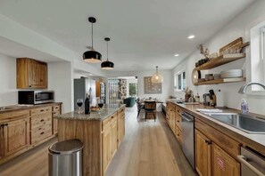 Private kitchen - Grasslands Pool Hot Tub Hill Country Views (Johnson City)