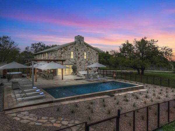 Grasslands Pool Hot Tub Hill Country Views - Johnson City, TX