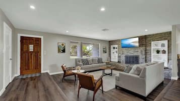 Casa, varias camas, bañera de hidromasaje (155 Moellering Main) | Zona de estar | Una chimenea