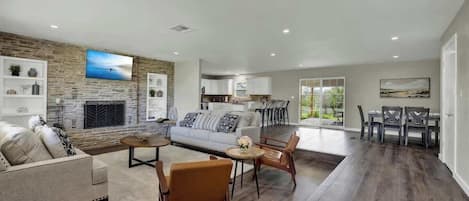 Huis, meerdere bedden, hot tub (155 Moellering Main) | Woonruimte | Een open haard