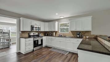 Casa, varias camas, bañera de hidromasaje (155 Moellering Main) | Cocina privada | Cafetera o tetera