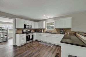 Casa, varias camas, bañera de hidromasaje (155 Moellering Main) | Cocina privada | Cafetera o tetera