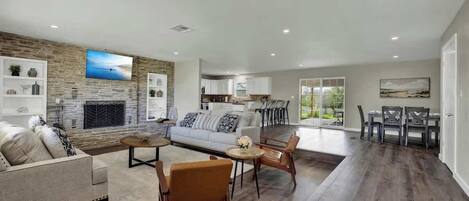 Maison, Plusieurs lits, baignoire à remous (155 Moellering Main) | Aire de séjour | Foyer