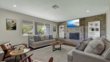 Casa, varias camas, bañera de hidromasaje (155 Moellering Main) | Zona de estar | Una chimenea