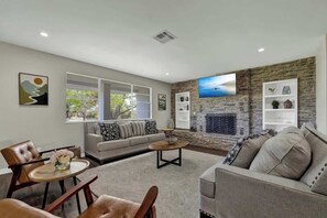 Casa, varias camas, bañera de hidromasaje (155 Moellering Main) | Zona de estar | Una chimenea