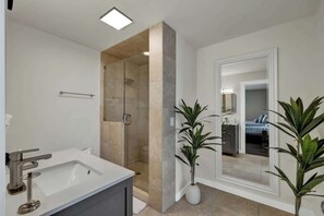 Casa, varias camas, hidromasaje (155 Moellering Main) | Baño | Toallas
