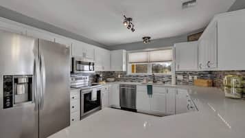 Talo, useita sänkyjä, poreamme (3131 US 290 E) | Yksityinen keittiö | Kahvin-/teenkeitin