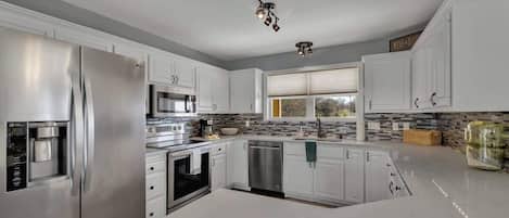 Maison, plusieurs lits, bain à remous (3131 US 290 E) | Cuisine privée