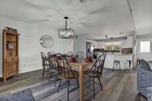 Ferienhaus, Mehrere Betten, Whirlpool (3131 US 290 E) | Speisen