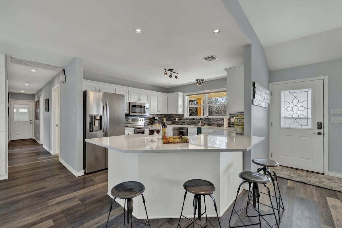 Casa, varias camas, hidromasaje (3131 US 290 E) | Cocina privada | Cafetera y tetera 