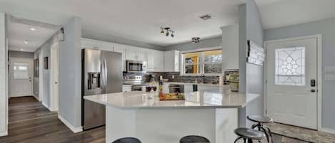 Casa, varias camas, hidromasaje (3131 US 290 E) | Cocina privada | Cafetera y tetera