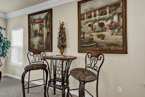 Ferienhaus, 2 Queen-Betten, Terrasse | Essbereich im Zimmer