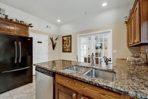 Stuga - 1 queensize-säng - uteplats | Eget kök | Kaffe- och tebryggare