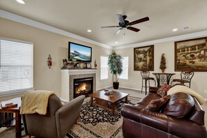 Cottage, 1 Queen Bed, Patio | Living area