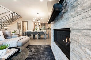 Smart-TV, Kamin, Stereoanlage