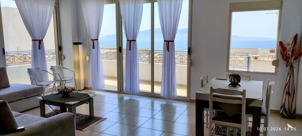 TV - A Lovely Place With lot of Light and sea View. The Beach is Only 150 Away (Sarandë)