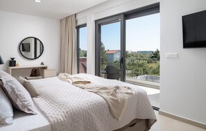 4 bedrooms, in-room safe, travel cot, free WiFi - Gorgeous home in Vrsi with WiFi (Vrsi)