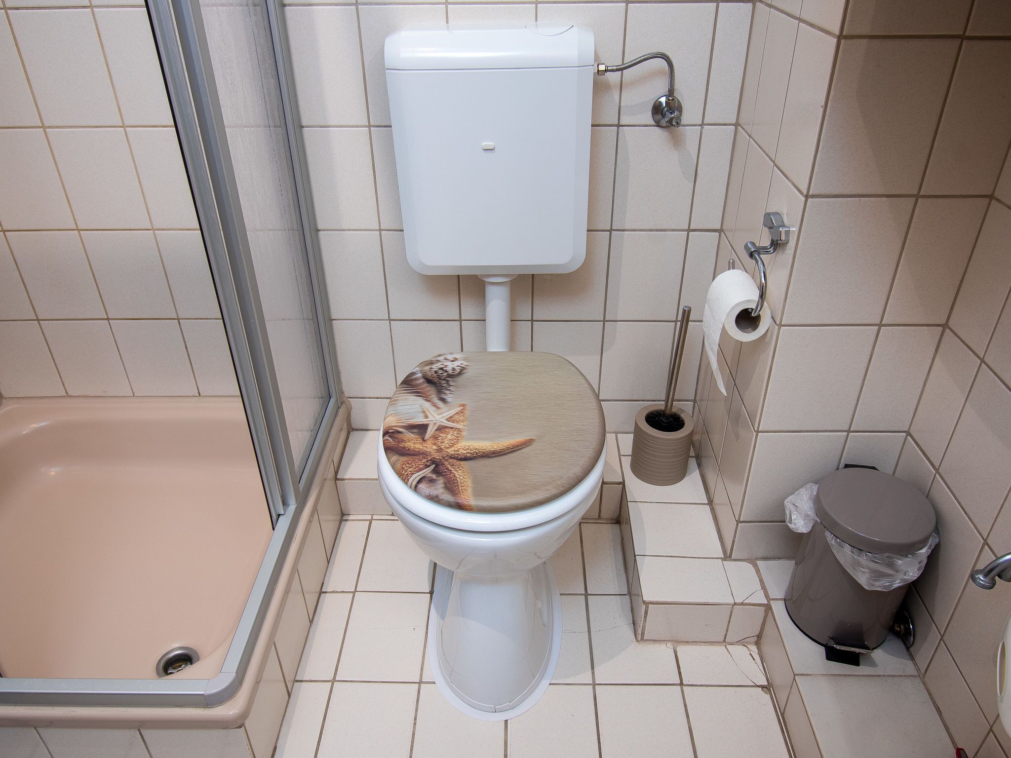 Ein Badezimmer mit Toilette, Dusche und Badewanne.