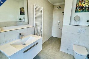 Secador de cabelo, toalhas de banho