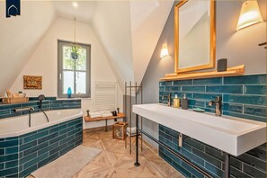 Suihku, hiustenkuivaaja, pyyhkeet