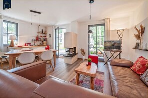 Télévision, cheminée, table de tennis de table, chaîne hi-fi