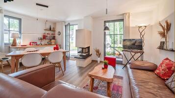 TV, fireplace, ping pong, stereo