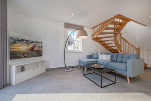 Fernseher, Kamin, Tischtennisplatte